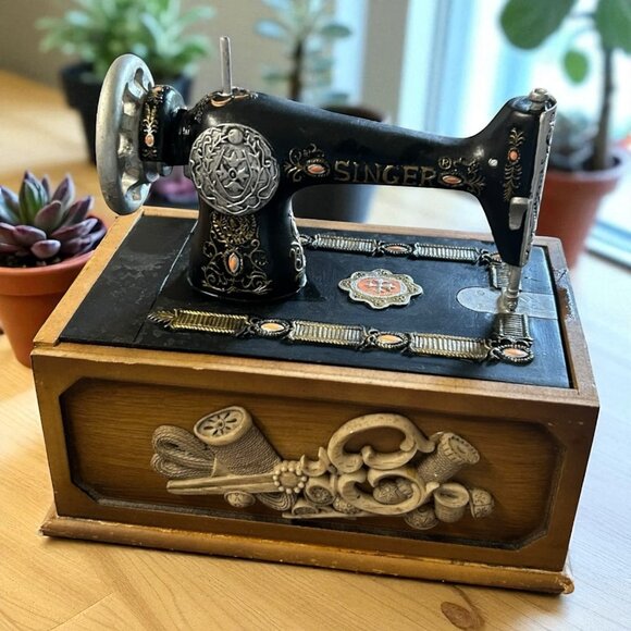 CUTE! Resin Sewing Machine Sewing Box - Picture 1 of 8